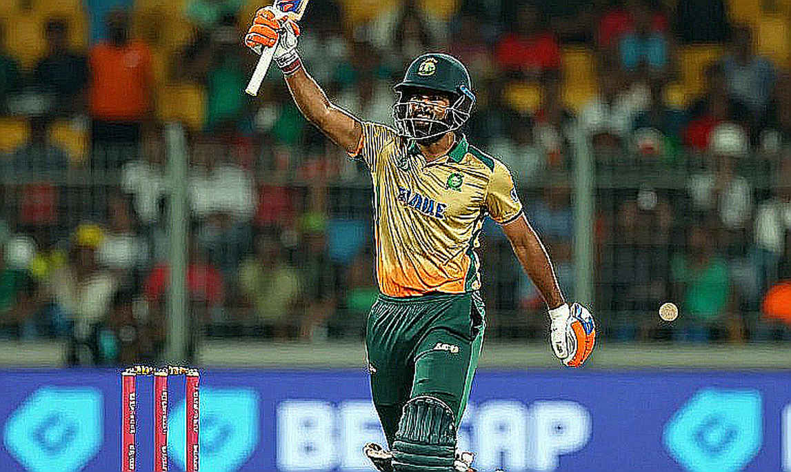 Light Has the Final Word: Stories of Return and a Gritty Fight on Day One of the Durban Test Light Has the Final Word: Stories of Return and a Gritty Fight on Day One of the Durban Test